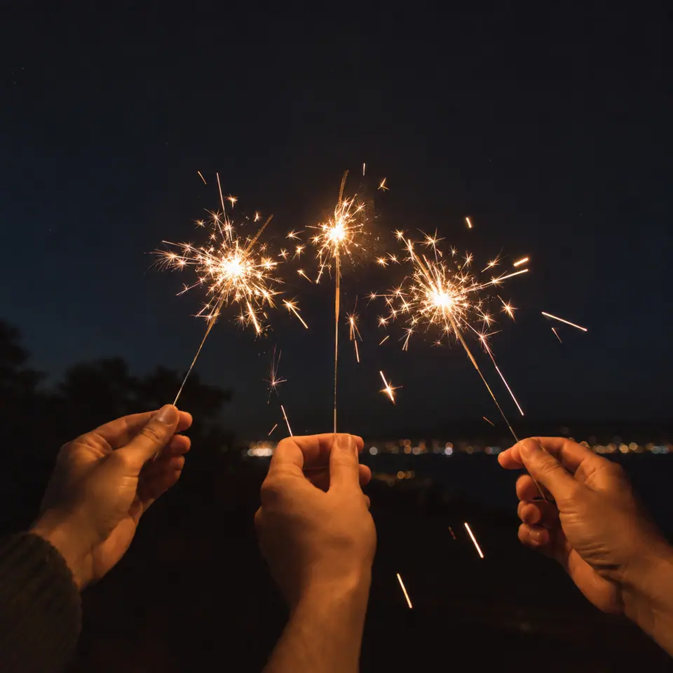 Bengalas encendidas contra el cielo de noche