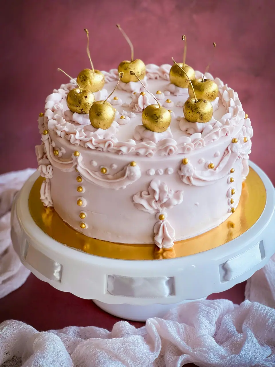 Pastel blanco con detalles dorados