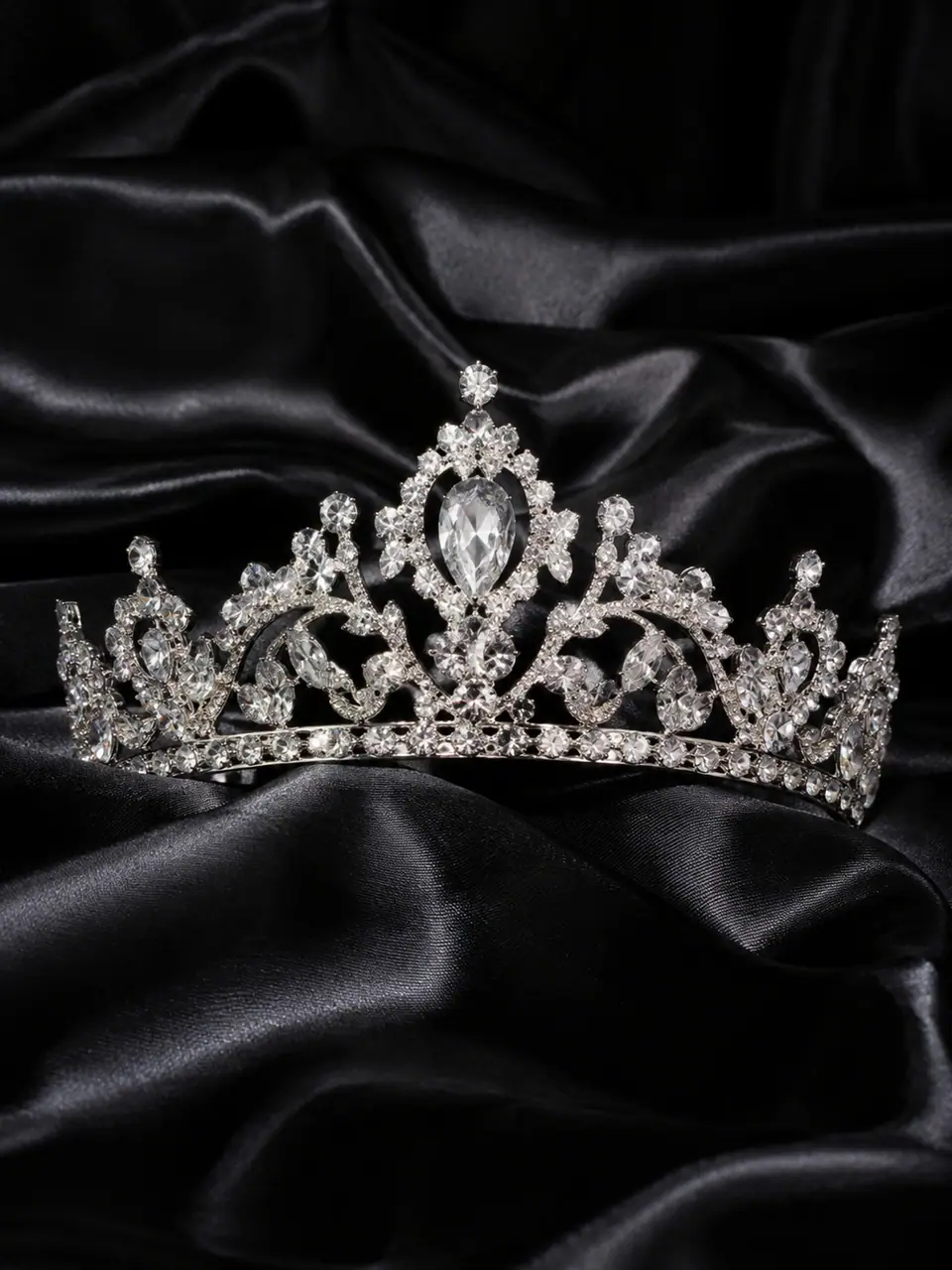 Tiara de cristales sobre satén negro