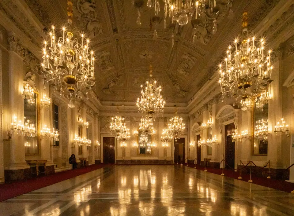 Salón de baile con candelabros
